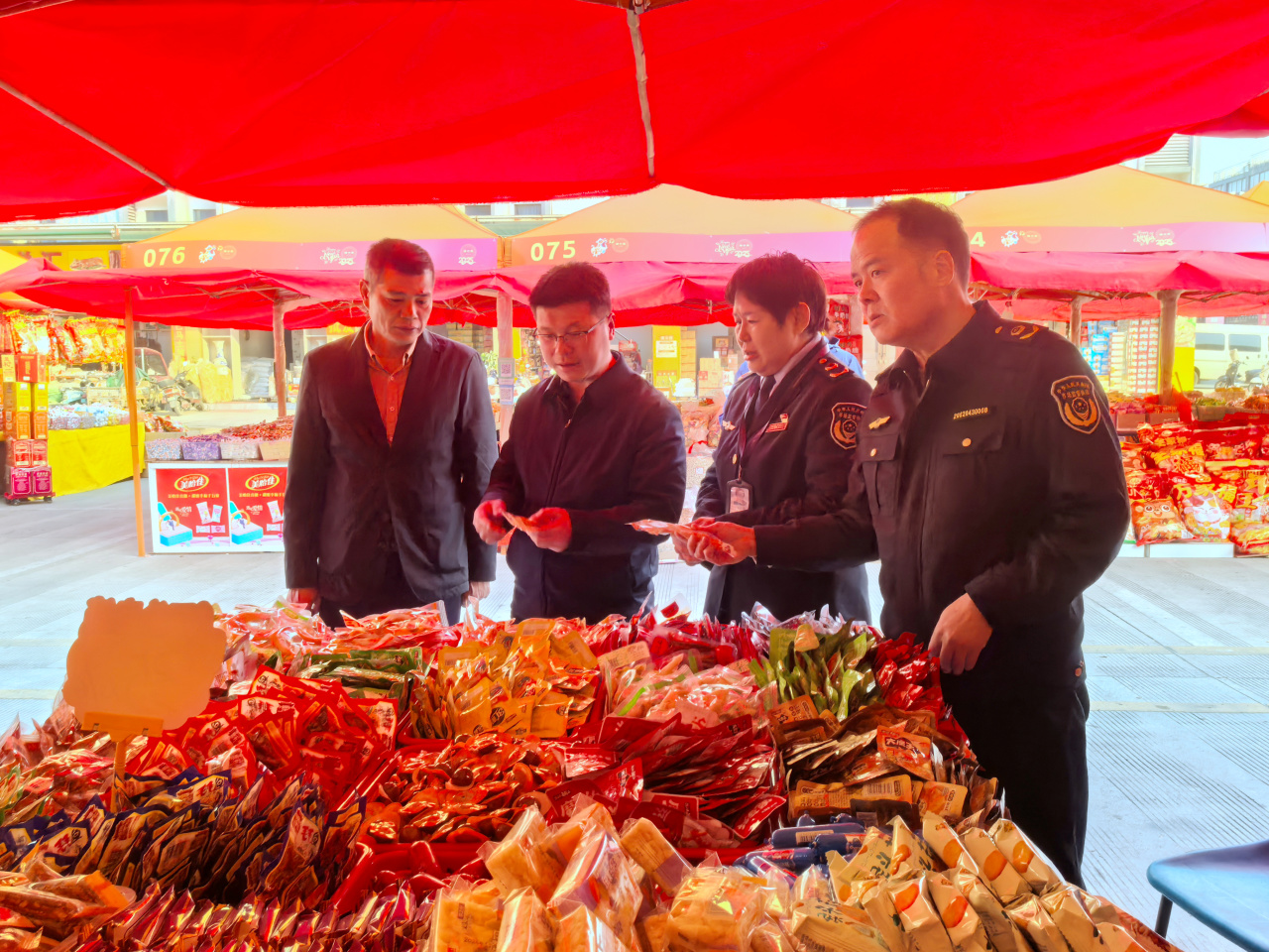 嚴監管，護年味 柳州市場監管筑牢食用農產品批發安全防線